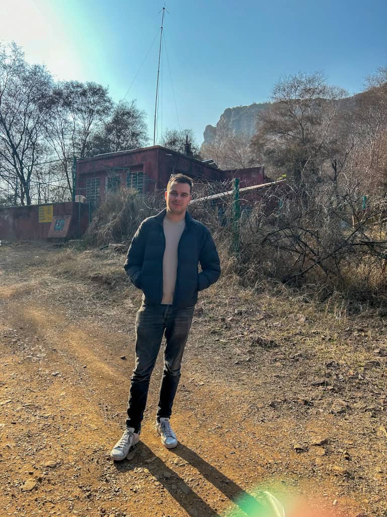 India packing list - what to wear during winter in India – traveller in warm jacket, jeans and thermal wear