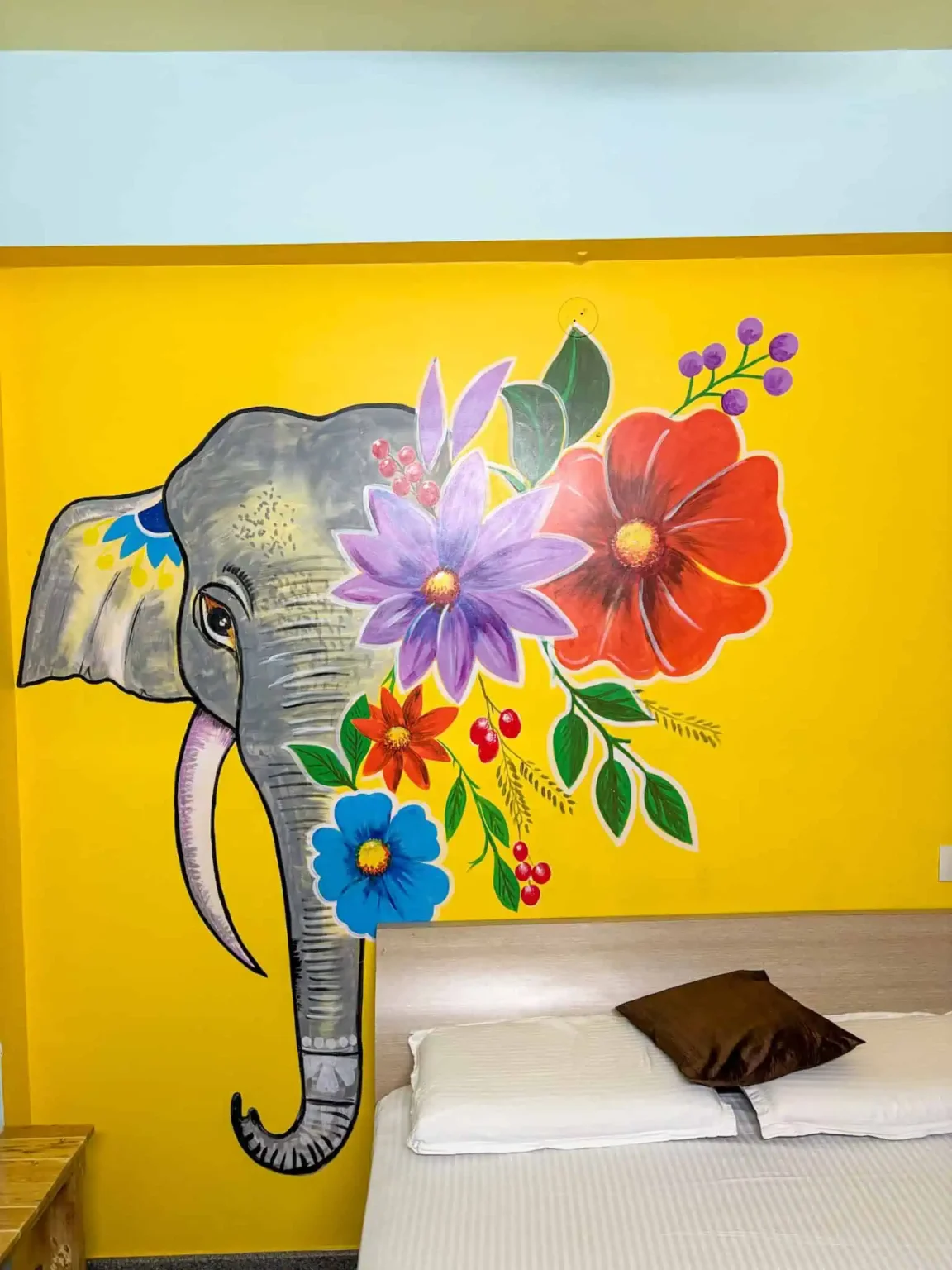 mango tree homestay room in Hampi